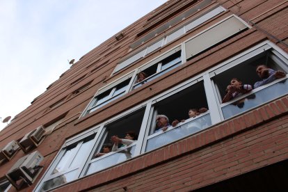 Vecinos en las ventanas contemplando la salida de la procesión. 