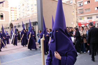 Nazarenos en la salida de la procesión. 