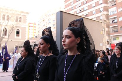 Mantillas a las puertas de la Compañía de María. 