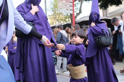 Un nazareno regala una estampa a una almeriense. 