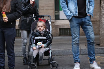 Público en el Paseo de Almería.