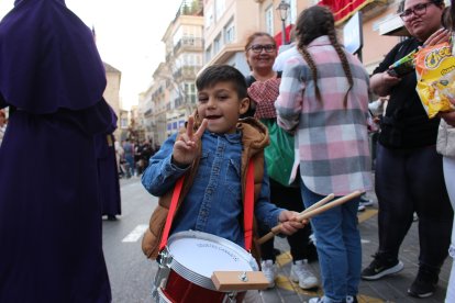 Los más pequeños quisieron participar de la procesión con sus propios tambores y trompetas. 