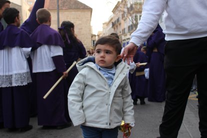 Los más pequeños estuvieron muy atentos al paso de la procesión. 