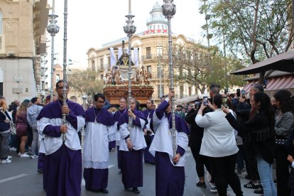 Paso de la procesión por el centro de Almería. 