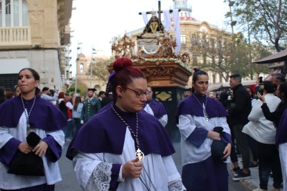 Paso de la procesión por el centro de Almería. 