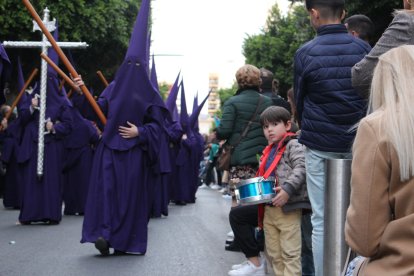 Los más pequeños estuvieron muy atentos al paso de la procesión.

