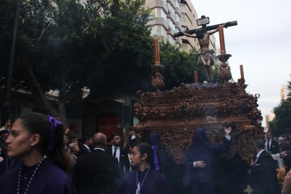 Paso del Santísimo Cristo de la Buena Muerte por el Paseo de Almería. 
