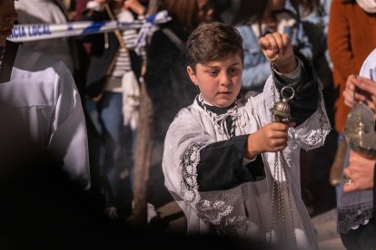 Acólito con incienso en el Silencio.