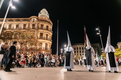 Nazarenos del Silencio a su paso por la Casa de las Mariposas.