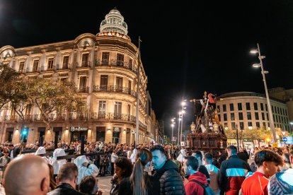 Una multitud al paso del Silencio por la Puerta de Purchena.