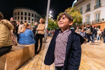 Público (de todas las edades) esperando al Silencio.