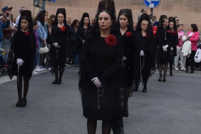 Camareras de Coronación girando hacia Javier Sanz.