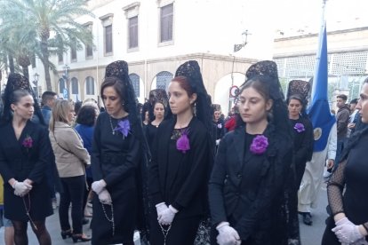 Mantillas del Prendimiento soportando el fresco y viento que se levantó.