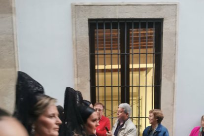 A pesar de que hacía una tarde gélida, las mantillas estuvieron arropadas por el público.