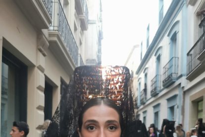 Cofrade del Prendimiento acompañando a su hermandad.