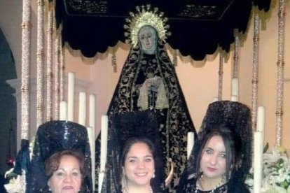 Maria Ángeles Requena, de la Virgen de Los Dolores de Sorbas, con sus hijas, Alejandra y Ángela Mora.