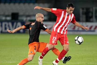 Con la camiseta del Valencia presionando a Juanma Ortiz.