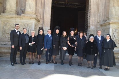 Las mantillas y acompañantes en la puerta de La Catedral.