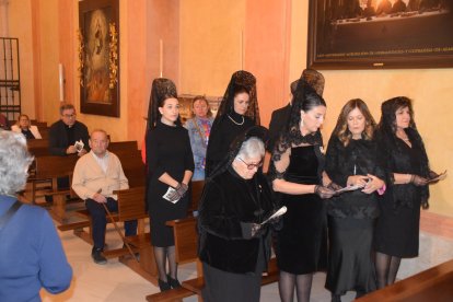 Rezo ante el Santísimo, dirigidos por Juan José Martín Campos, al fondo.