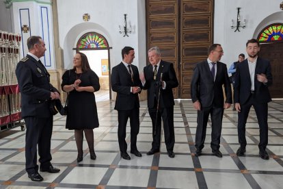 Las autoridades han visitado la iglesia antes de cortejar al Señor en su caja.