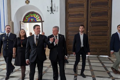 Las autoridades han visitado la iglesia antes de cortejar al Señor en su caja.