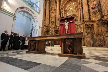 El señor clavado en la cruz con su corona de espinas ha sido besado en los pies por todos los fieles.