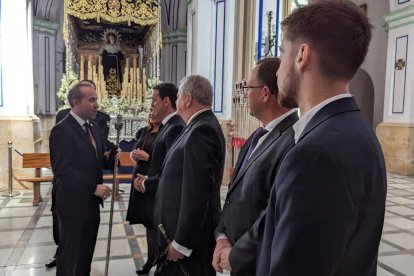Las autoridades han visitado la iglesia antes de cortejar al Señor en su caja.