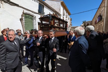 Desde la Iglesia de San José hasta la Iglesia de la Inmaculada, el cristo yacente ha sido trasladado por los vecinos.