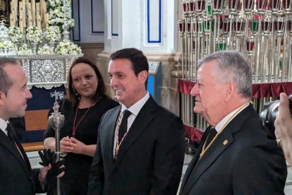 Las autoridades han visitado la iglesia antes de cortejar al Señor en su caja.