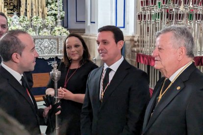 Las autoridades han visitado la iglesia antes de cortejar al Señor en su caja.