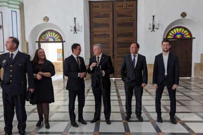 Las autoridades han visitado la iglesia antes de cortejar al Señor en su caja.