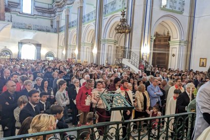 La Iglesia de la Encarnación se ha caído entre el gentío que provoca este acto único en la Semana Santa velezana.