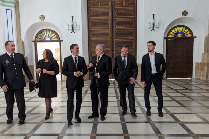 Las autoridades han visitado la iglesia antes de cortejar al Señor en su caja.