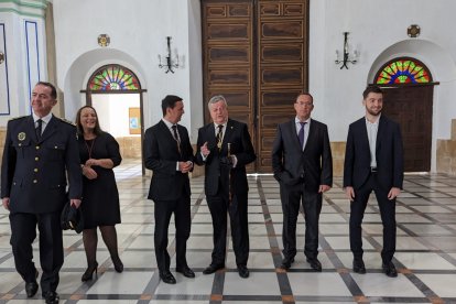 Las autoridades han visitado la iglesia antes de cortejar al Señor en su caja.