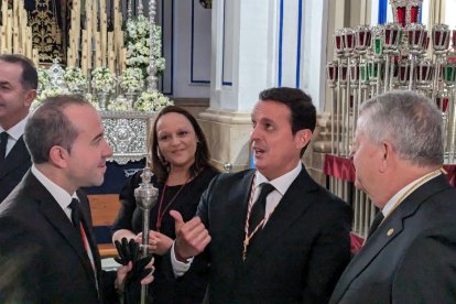 Las autoridades han visitado la iglesia antes de cortejar al Señor en su caja.