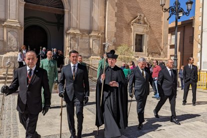 Autoridades locales y pronviciales han partido de la Iglesia de la Encarnación hasta la Iglesia de San José para cortejar al señor previamente velado la noche anterior..