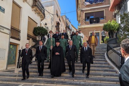 Un breve recorrido, pero muy sentido donde todo el pueblo va al encuentro del señor en su caja.