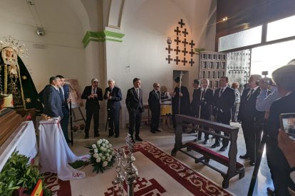 Desde la Iglesia de San José hasta la Iglesia de la Inmaculada, el cristo yacente ha sido trasladado por los vecinos.