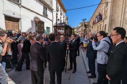 Desde la Iglesia de San José hasta la Iglesia de la Inmaculada, el cristo yacente ha sido trasladado por los vecinos.