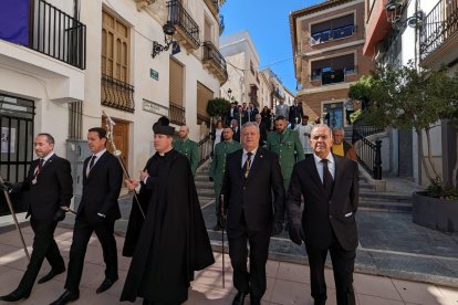 Los horquilleros que procesionan la imagen del señor  lo hacen vestidos con traje de chaqueta negro.
