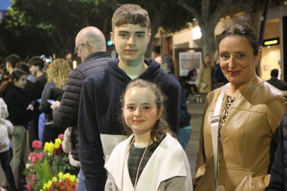 Público en el Paseo de Almería.