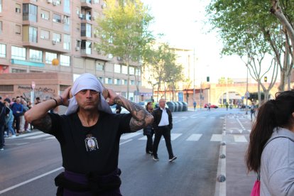 Costalero llegando a la Iglesia Parroquial Santa Teresa de Jesús.
