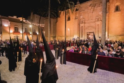 Procesión del Entierro por las calles de Almería.