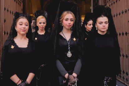 Procesión del Entierro por las calles de Almería.