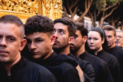 Procesión del Entierro por las calles de Almería.
