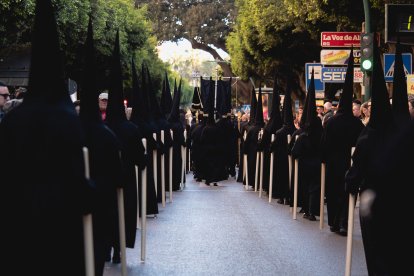 Procesión del Entierro por las calles de Almería.