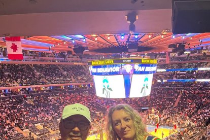 Con su mujer mónica en el Madison Square Garden viendo el New York Knicks-Houston Rockets.
