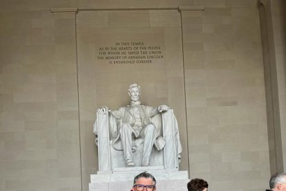 Una imagen histórica al lado de la estatua de Lincoln, ex-presidente EEUU.