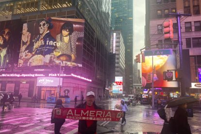 En pleno centro de nueva york, en Times Square, la famosa intersección de avenidas en Manhattan conocidas a nivel mundial.