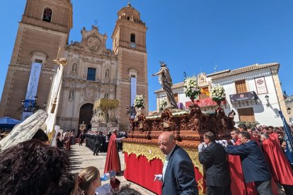 Encuentro entre madre e hijo el domingo de Resurrección en Vélez-Rubio.